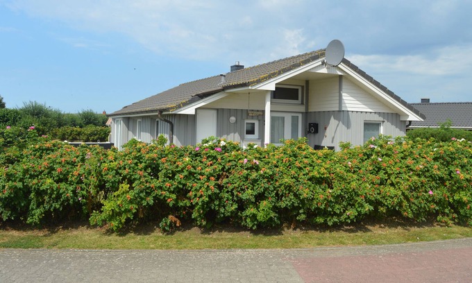 Wesselburenerkoog House | Cottage with a beach chair, fireplace, whirlpool and sauna