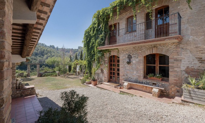 Els Hostalets de Pierola House | Country House 'La Isla Verde' with Mountain View, Private Pool and Wi-Fi