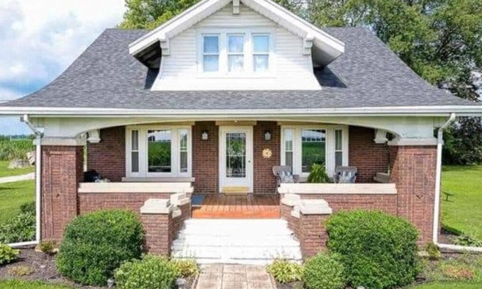 Elkhart House | Country and Chiq 3 bedroom home with acre property! And