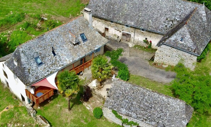 Saint-Hippolyte Bed & Breakfast | Country bed and breakfast farmhouse in the heart of Aveyron in Le Goul valley.