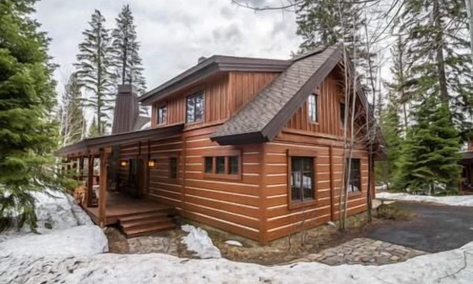 Tamarack Ski Chalet | Country Chalet - Beautiful Chalet|Private Hot Tub, Wood Fireplace
