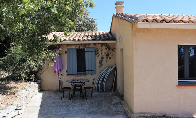 Malaucene House | Country gîte at the foot of Mt Ventoux with view of Château du Barroux