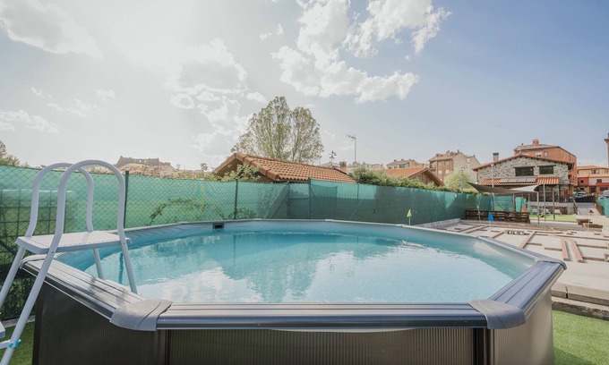 San Leonardo de Yague House | Country House 'La Puerta Del Río Lobos I' with Private Pool, Shared Terrace and Wi-Fi