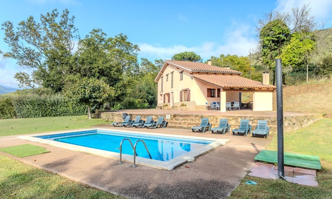 La Vall d'en Bas House | Country House 'Can Mestrehumà' with Private Pool, Private Terrace and Private Garden