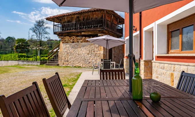 Soto de las Duenas House | Country House 'La Xana' with Mountain View, Wi-Fi and Air Conditioning