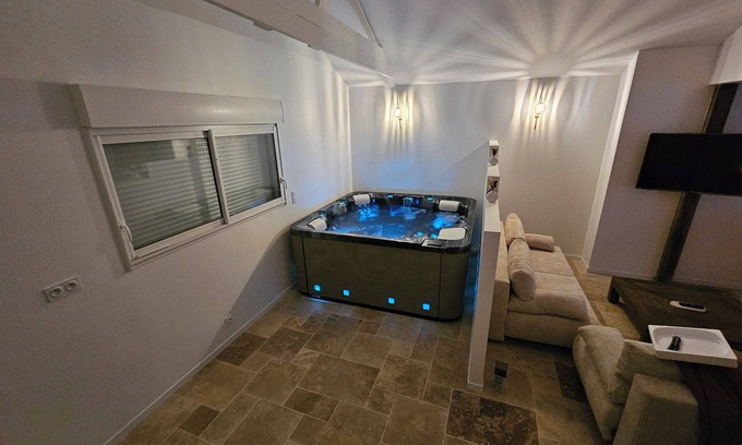 Couesmes-Vauce House | Country house with indoor jacuzzi