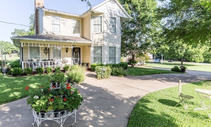 Ovilla House | Country Setting just close enough to the city! Large groups welcome!