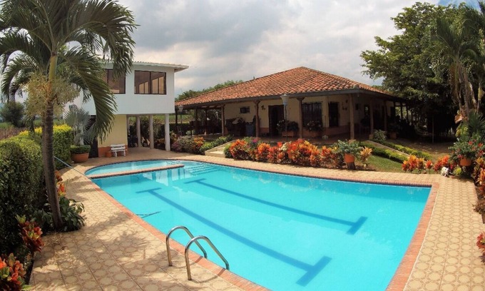 El Cerrito Villa | Countryside Retreat with Private Pool, Jacuzzi & Game Room – Near Cali