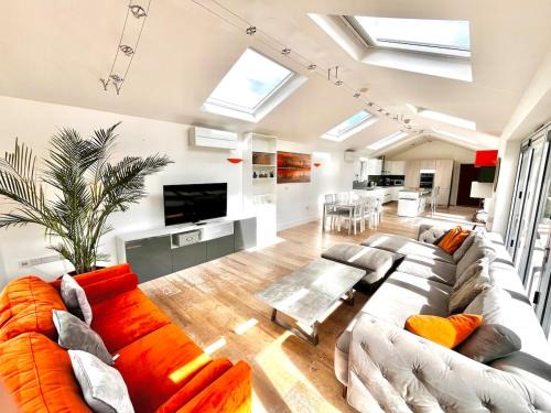 Fowlmere House | Countryside Retreat - Indoor Pool, Sauna, Hot Tub