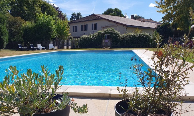 Chaunac Cottage | Countyside gîte for 5 people with heated swimming pool