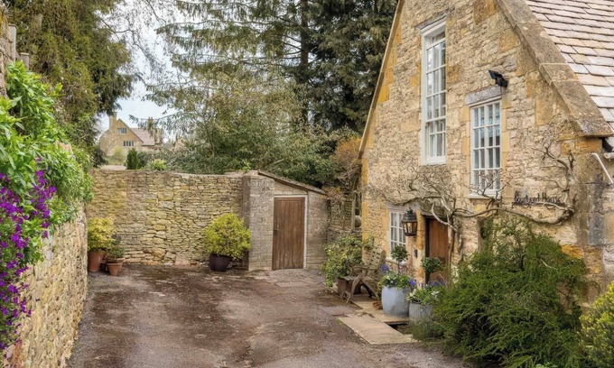 Blockley Cottage | COURTYARD HOUSE, family friendly, with open fire in Blockley