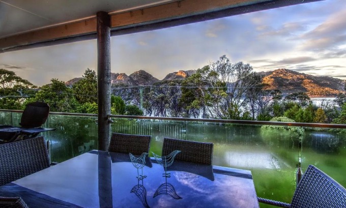 Coles Bay House | Cove Beach Apartment 2