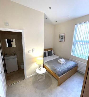 Coventry House | Coventry Large 4 Bath House 4 Bedroom 4 Sleeps 4 Person Suitable for NEC BHX Rugby Solihull Warwick Contractors Ricoh Arena NHS Short & Long Business Stays , Close to City Centre High Speed Wifi