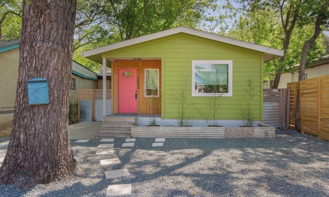 Holly House | Cowboy Pool ✔️ Fenced Yard ❤️ Walk to BBQ & Breweries 🏛️ 4 min to Capitol & UT