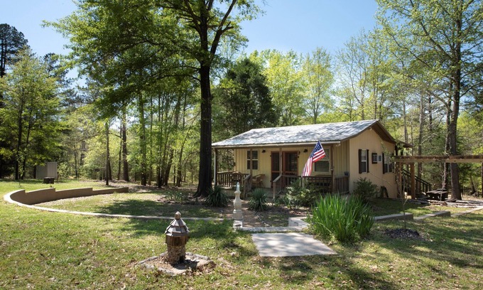 Lindale Cottage | Coyote Creek Cottage With Walking Trail, Firepit, Outdoor Activities, Games