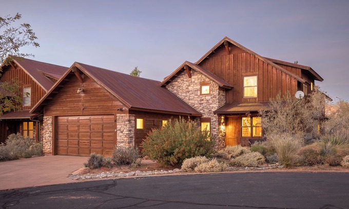 Coyote Run House | Coyote Run - Moab Rustic Retreat- Private Hot Tub-Fireplace