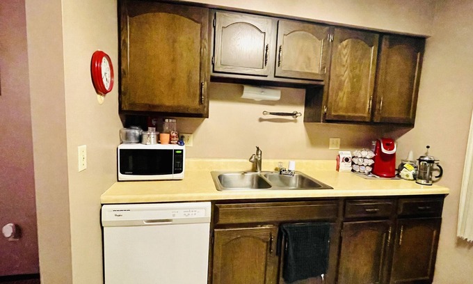 Sioux Falls Apartment | Cozy 1 Bdrm Apt- Close to Downtown Sioux Falls & Local Hospitals- Garage