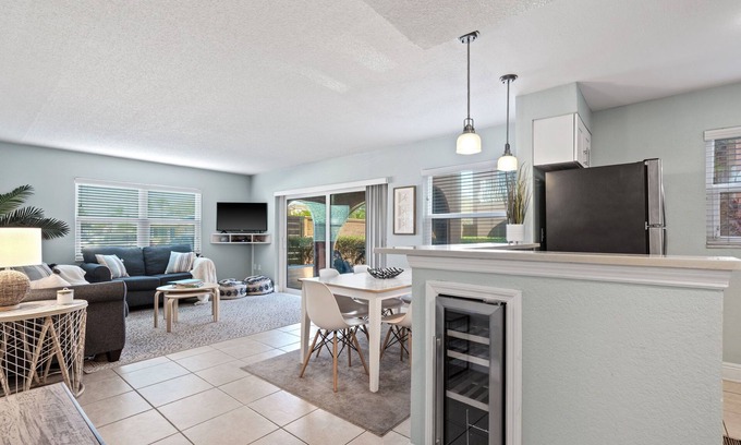 North Redington Beach Condo | Cozy 1-bedroom condo w Netflix, Disney, WiFi in charming North Redington Beach
