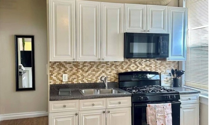 New Rochelle Apartment | Cozy 1-bedroom apartment in tranquil New Rochelle with AC, WiFi