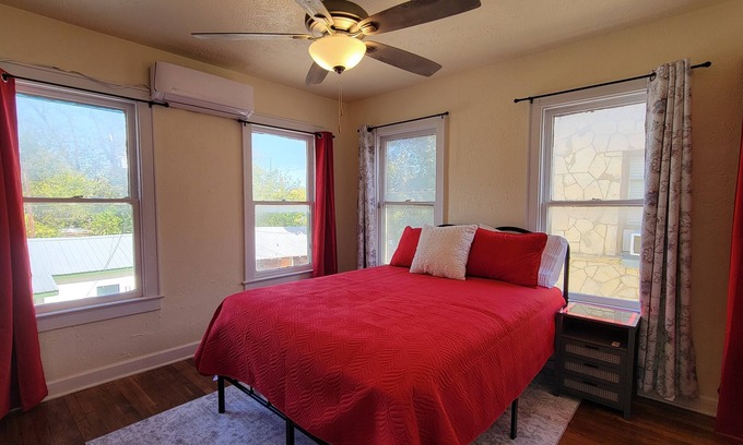 Woodlawn Lake Apartment | Cozy 1-bedroom apartment 5 minutes to Downtown San Antonio, Riverwalk, Pearl