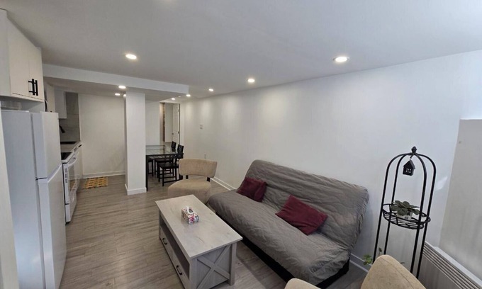Cote-Des-Neiges—Notre-Dame-De-Grace Apartment | Cozy 1 Bedroom Apartment near Down-town Montreal