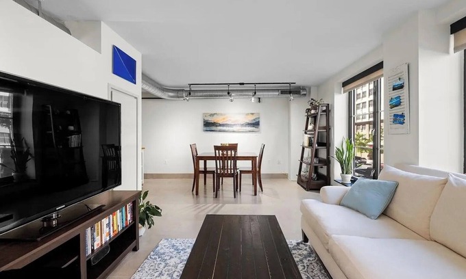 Downtown Washington D.C. Condo | Cozy 1-bedroom condo with WiFi, AC in awesome Washington