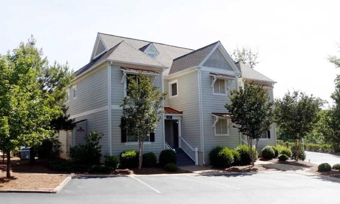 Lackey Resort | Cozy 1-bedroom resort w/WiFi. AC in fantastic Williamsburg, Fitness area& pools