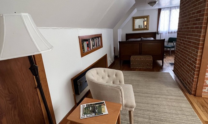 Moscow Apartment | Cozy 1930's apartment at the top of the trees in Fort Russell neighborhood.