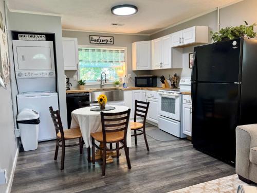 Knoxville Apartment | Cozy 1BR Apartment Wi-Fi Free Parking 10 min to UT Area