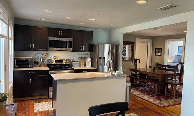 Bryker Woods Condo | Cozy 2/1 Treehouse in Brykerwoods Neighborhood