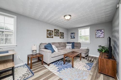 Portsmouth House | Cozy 2 Bdrm Cottage King bed