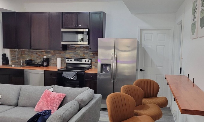 Elizabeth Apartment | Cozy 2-bedroom apartment in awesome Elizabeth with WiFi, AC