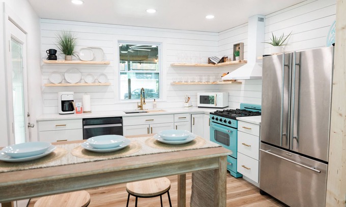 Charleston Cottage | Cozy 2 Bedroom Beach Cottage
