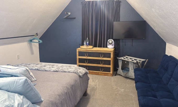 Alvin Cabin | Cozy 2-bedroom cabin in lovely Alvin with WiFi, AC