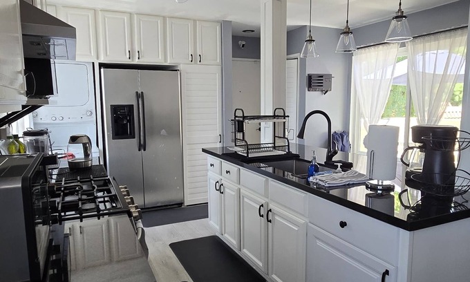 Lake Forest Condo | Cozy 2-bedroom condo with WiFi, AC in lovely Lake Forest