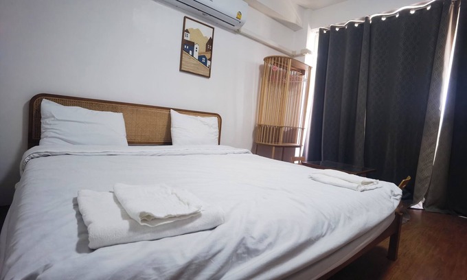 Nakhon Chai Si House | Cozy 2-bedroom building in tranquil Tambon Ngiu Rai with WiFi, AC