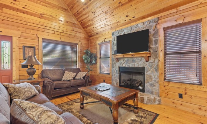 White Oak Lodge Cabin | Cozy 2BD Cabin w/ Hot Tub! Pool Access + Location
