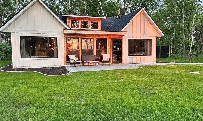 Ossipee Cabin | Cozy 2BR 2Bath Waterfront Cabin! Firepit, Porch, Games, Stunning Sunset