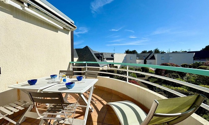 Saint-Amand-en-Puisaye Apartment | Cozy 2BR Apartment + Cabin, Balcony, Close to Beach & Shops, Sleeps 4 - Carnac