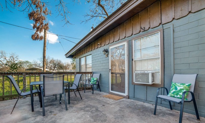 Seguin Cabin | Cozy 2br cabin on the river | WiFi | Sleeps 6