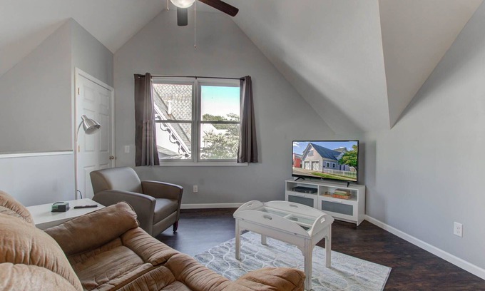 Noblesville House | Cozy 2BR Guesthouse! Walk to Downtown Noblesville!