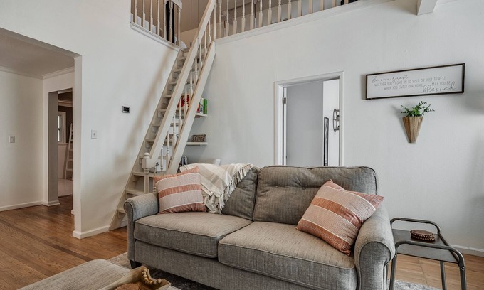 Norman House | Cozy 2BR + Loft Near OU - Big yard, cool home, great Norman vibes
