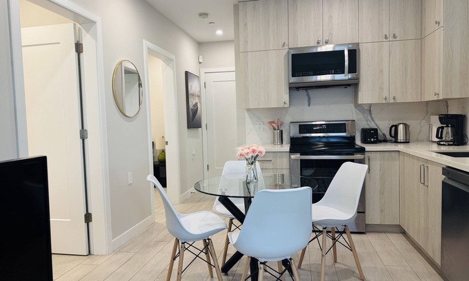 South Cambie House | Cozy 2BR Suite, Private & Quiet!