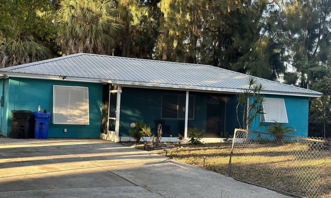 Ruskin House | Cozy 3/2 King Bed with room for RV/Boat storage. Pet Friendly