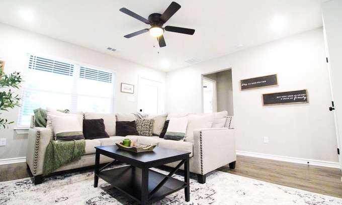 Carolyn Estates House | Cozy 3 bedroom 2 bathroom house just off of Cedar Creek Lake!