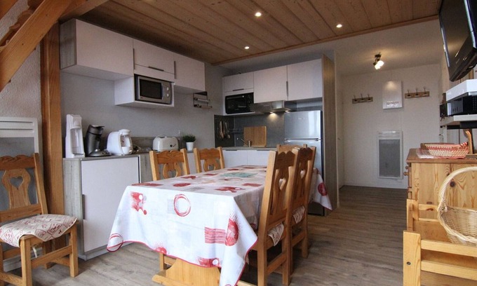 Eclose-Ouest Apartment | Cozy 3-Bedroom Apartment for 6 in Alpe d'Huez – Ski-in/Ski-out, Internet, Pet Friendly