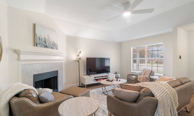 Central Arlington House | Cozy 3-bedroom house in Arlington, Walk to AT&T Stadium