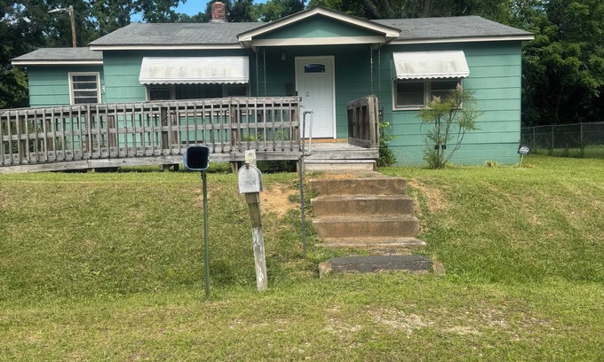 Clinton House | Cozy 3-bedroom house with AC in charming Clinton