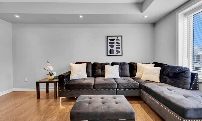 Kitchener House | Cozy 3BR Home + Parking Near Kitchener Attractions