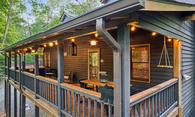 Blue Ridge Cabin | Cozy 4-bedroom cabin in enjoyable Blue Ridge with Game room and Hot tub